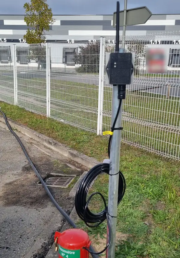 Second capteur de niveau Dragino PS-CS-I sur mât, mesurant la hauteur d'eau d'un autre puits