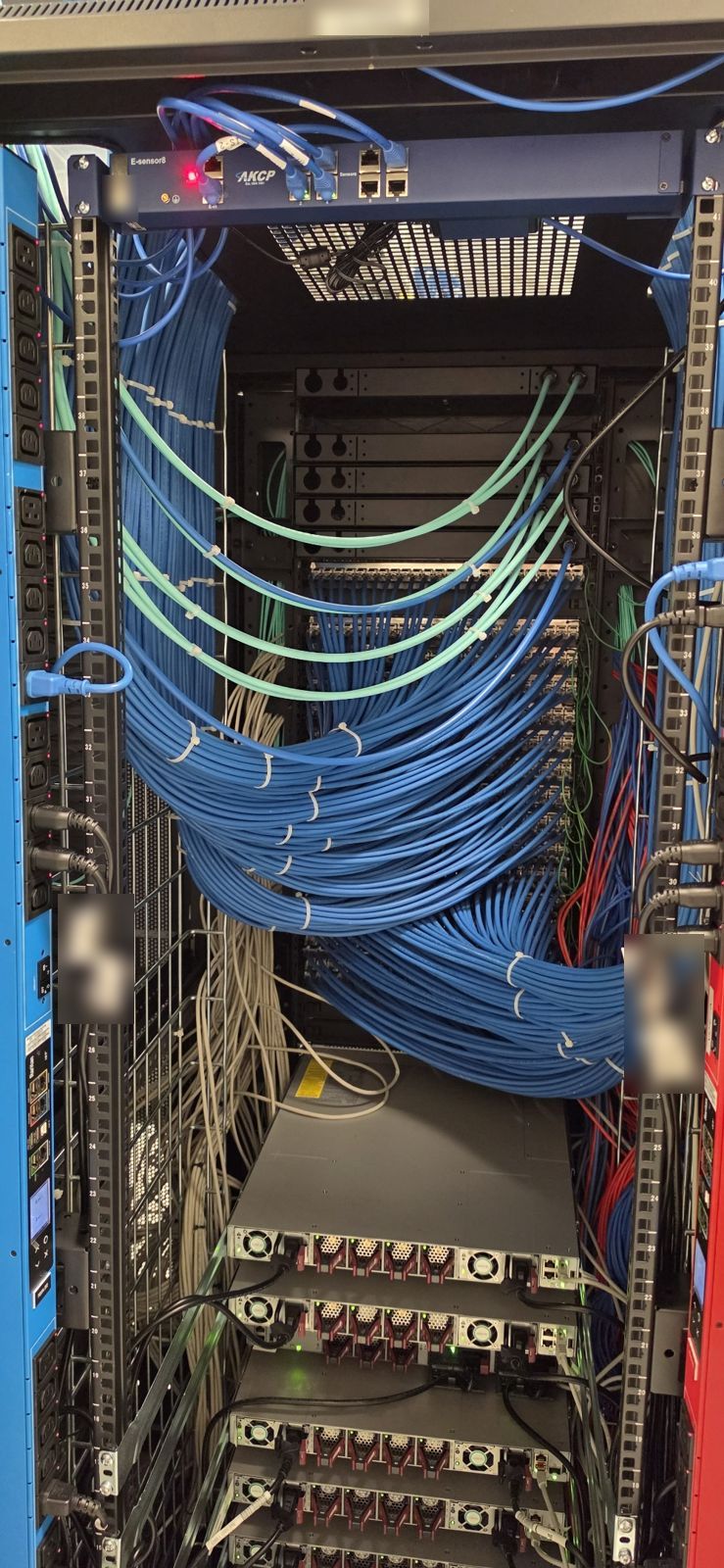 Unité d’extension AKCP E-Sensor8 installée en haut de baie dans la salle 2