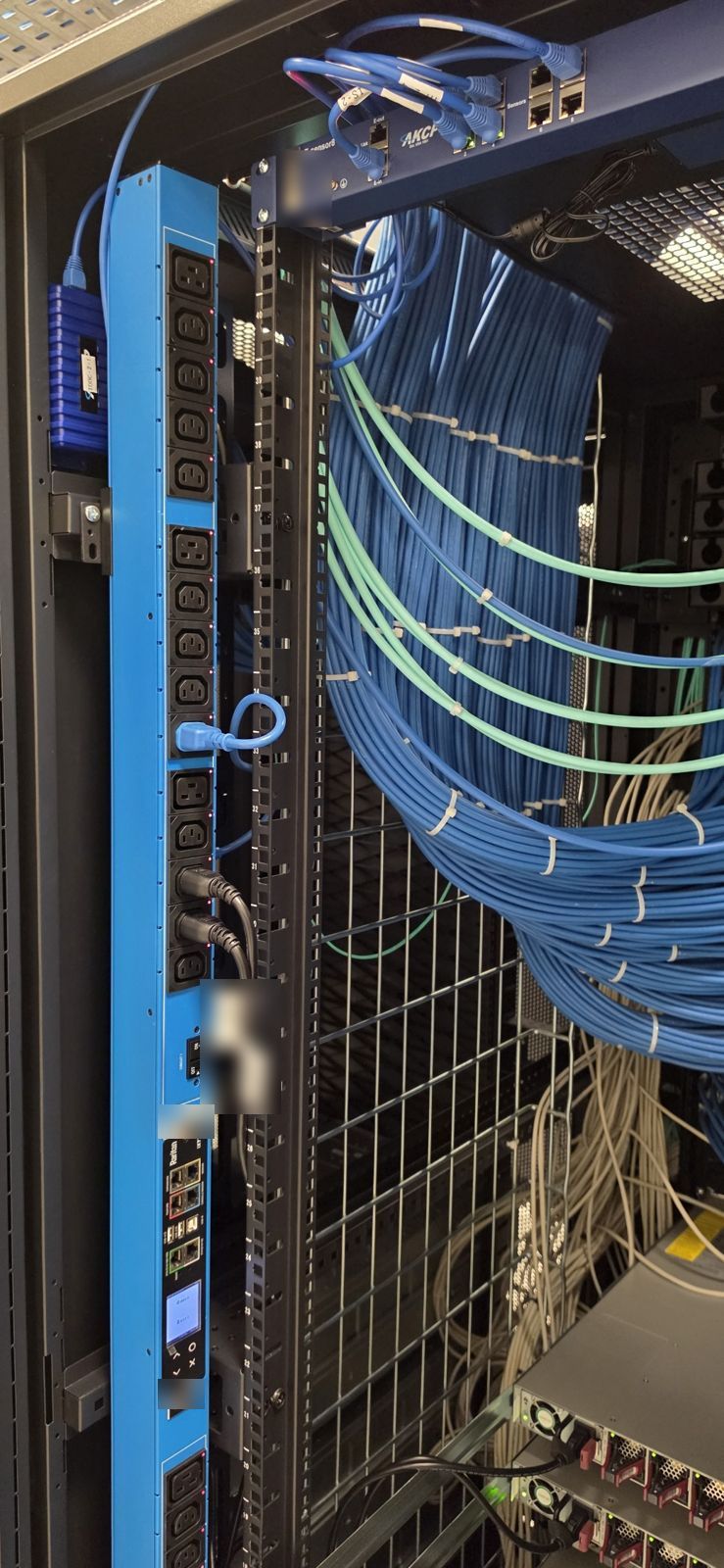 Module IODC8 fixé à côté d’une PDU dans la salle 2, raccordé à l’E-Sensor8
