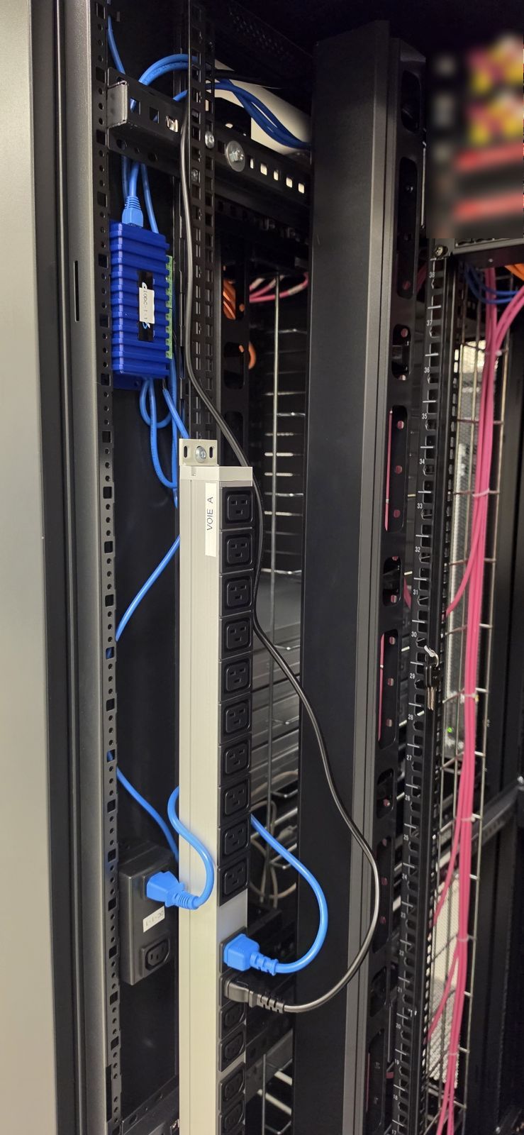 Module IODC8 fixé dans la baie et Power Egg branché sur la PDU de la voie A